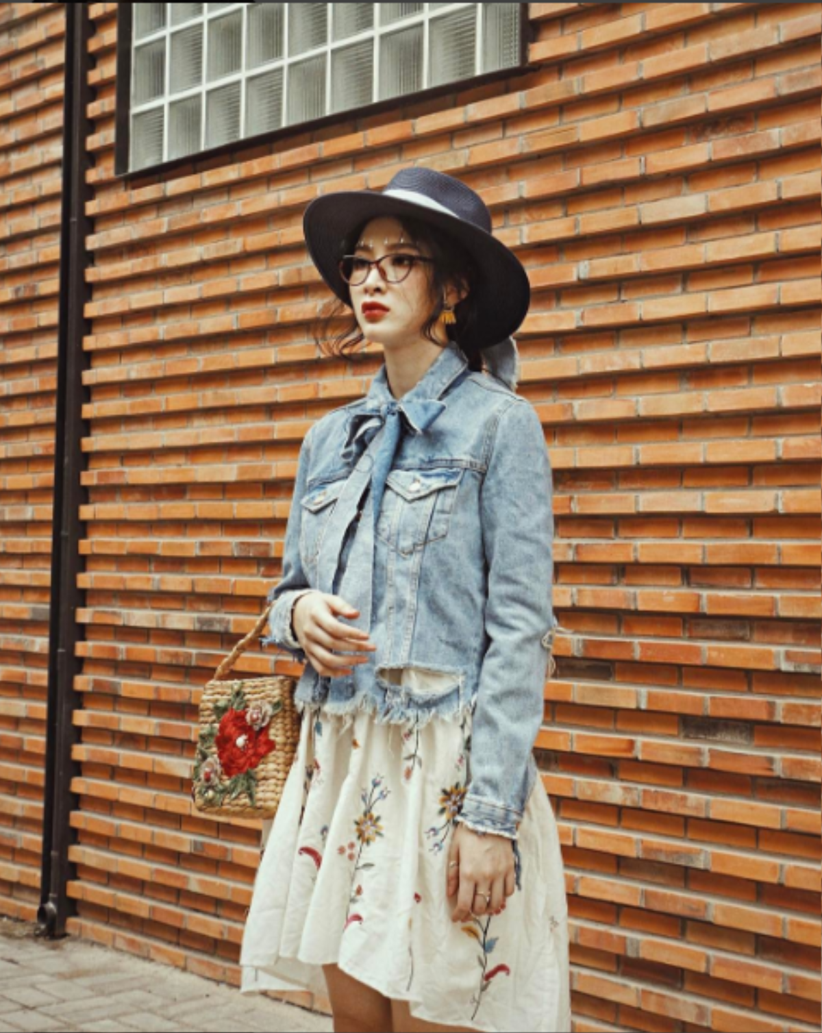 Nhanh tay học Angela Phương Trinh cách gắn đá lên mặt để có street style độc - đỉnh - đẹp Ảnh 8