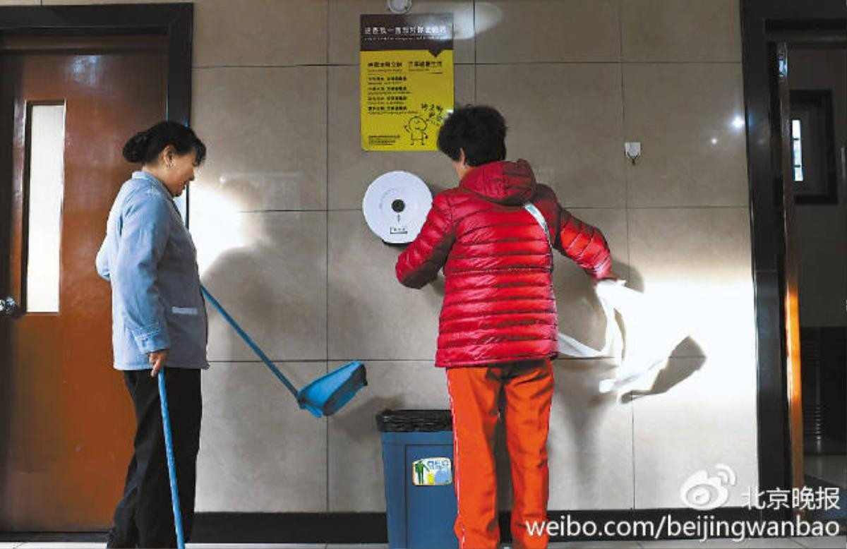 Trung Quốc: Đau đầu vì tình trạng trộm giấy vệ sinh trong toilet công cộng Ảnh 1