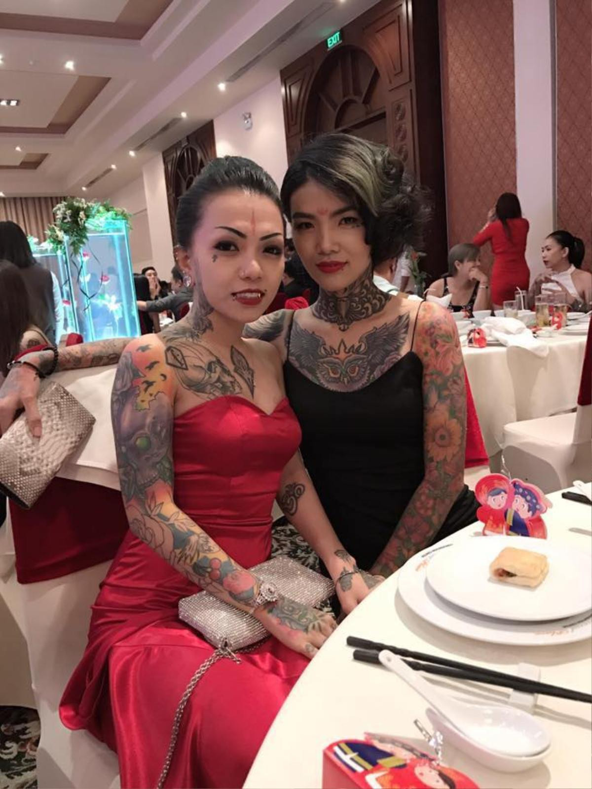 Dùng xe cẩu rước dâu chưa là gì, đám cưới quy tụ toàn nghệ sĩ Tattoo như thế này mới là chất Ảnh 8