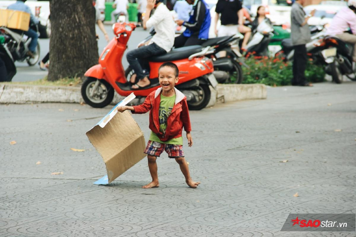 Cậu bé nhặt ve chai xếp dép: 'Bỏ ống heo giúp các bạn mồ côi và ước mơ trở thành chiến sĩ công an' Ảnh 16