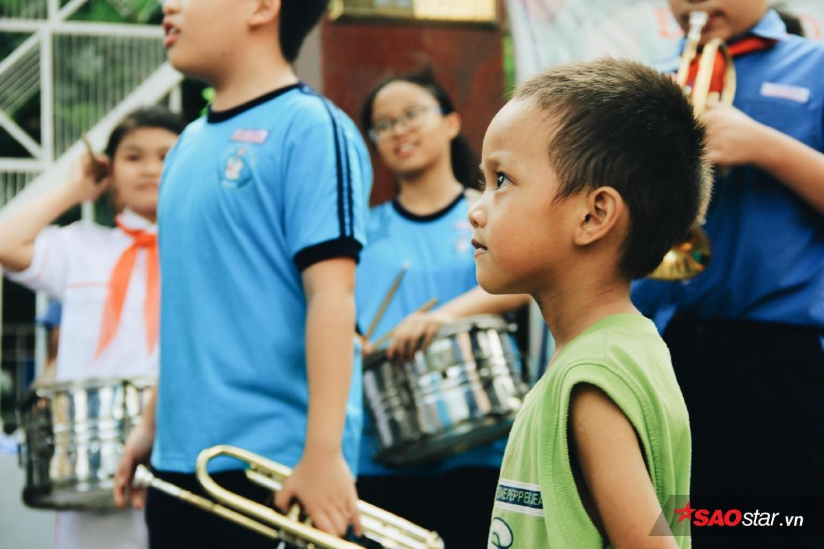 Cậu bé nhặt ve chai xếp dép: 'Bỏ ống heo giúp các bạn mồ côi và ước mơ trở thành chiến sĩ công an' Ảnh 9