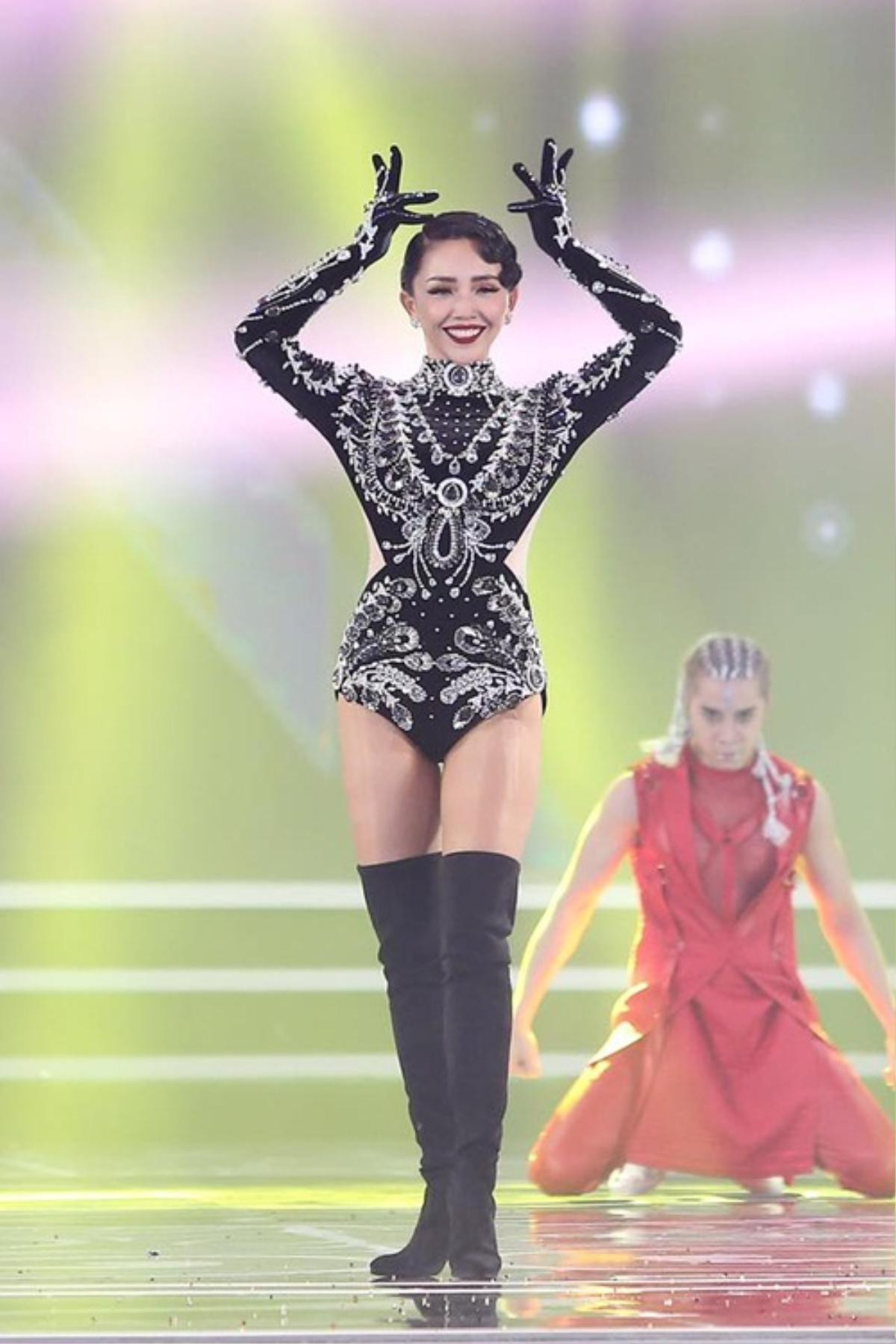 Thigh-high boots - Item làm nên thương hiệu thời trang cho Tóc Tiên! Ảnh 4