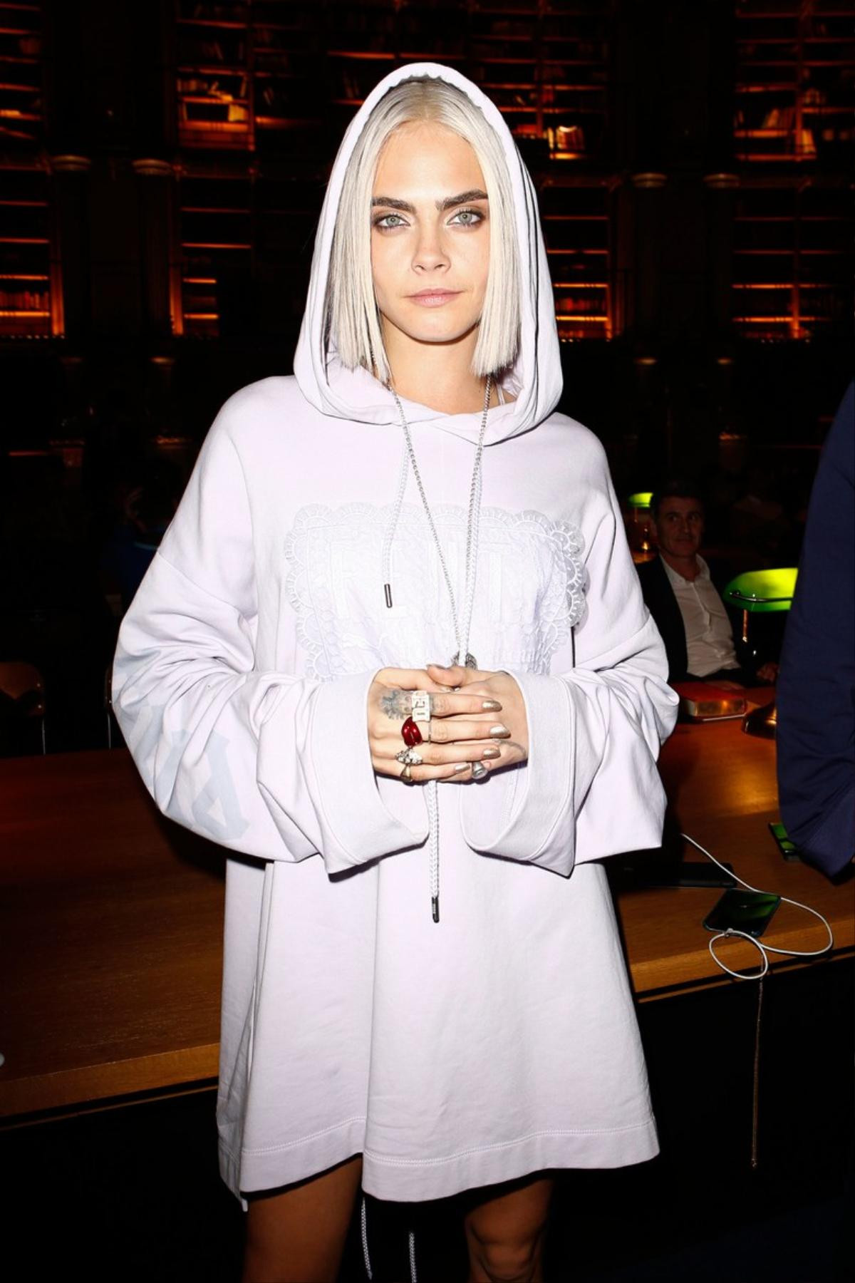 Cara Delevigne 'lột xác' với tóc bạch kim 'chặt chém' dàn sao nổi tiếng tại show diễn Fenty x Puma Ảnh 1