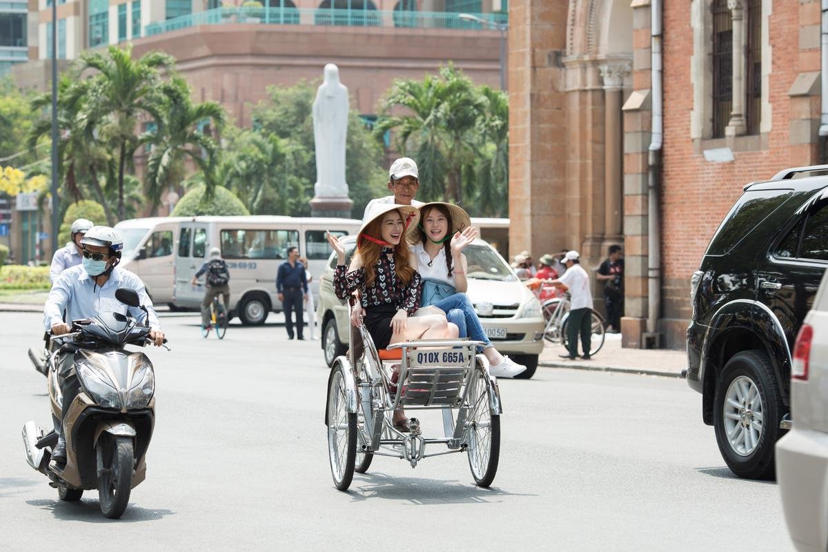 Chi Pu đội nón lá, ngồi xích lô dạo phố Sài Gòn cùng Á hậu Hàn Quốc Ảnh 5