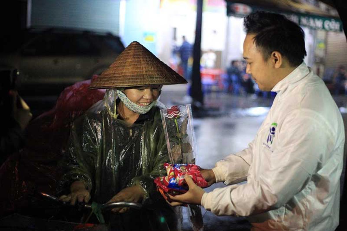 Nước mắt, nụ cười và những đoá hồng tặng phụ nữ nghèo ngày 8/3 Ảnh 10