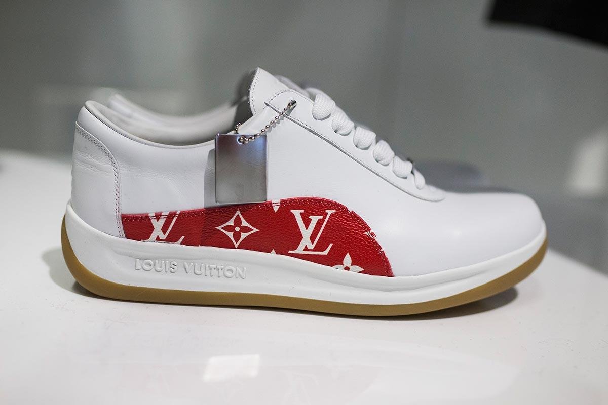 Mẫu sneaker Louis Vuitton x Supreme mới lộ diện gây thất vọng vì…quá xấu Ảnh 1