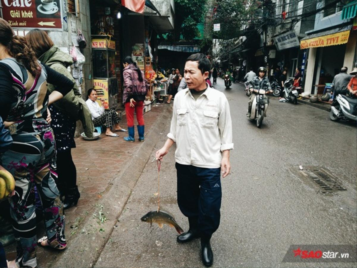 Gặp người phụ nữ dùng dây buộc cá bán rong trong ngày đầu Hà Nội lập lại trật tự Ảnh 11