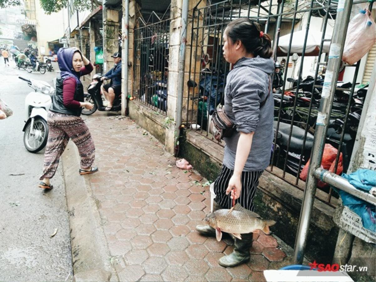 Gặp người phụ nữ dùng dây buộc cá bán rong trong ngày đầu Hà Nội lập lại trật tự Ảnh 5