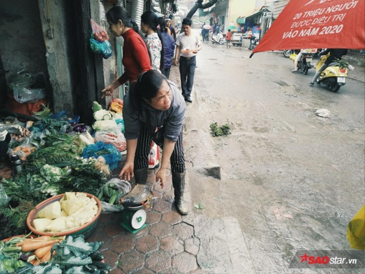 Gặp người phụ nữ dùng dây buộc cá bán rong trong ngày đầu Hà Nội lập lại trật tự Ảnh 6