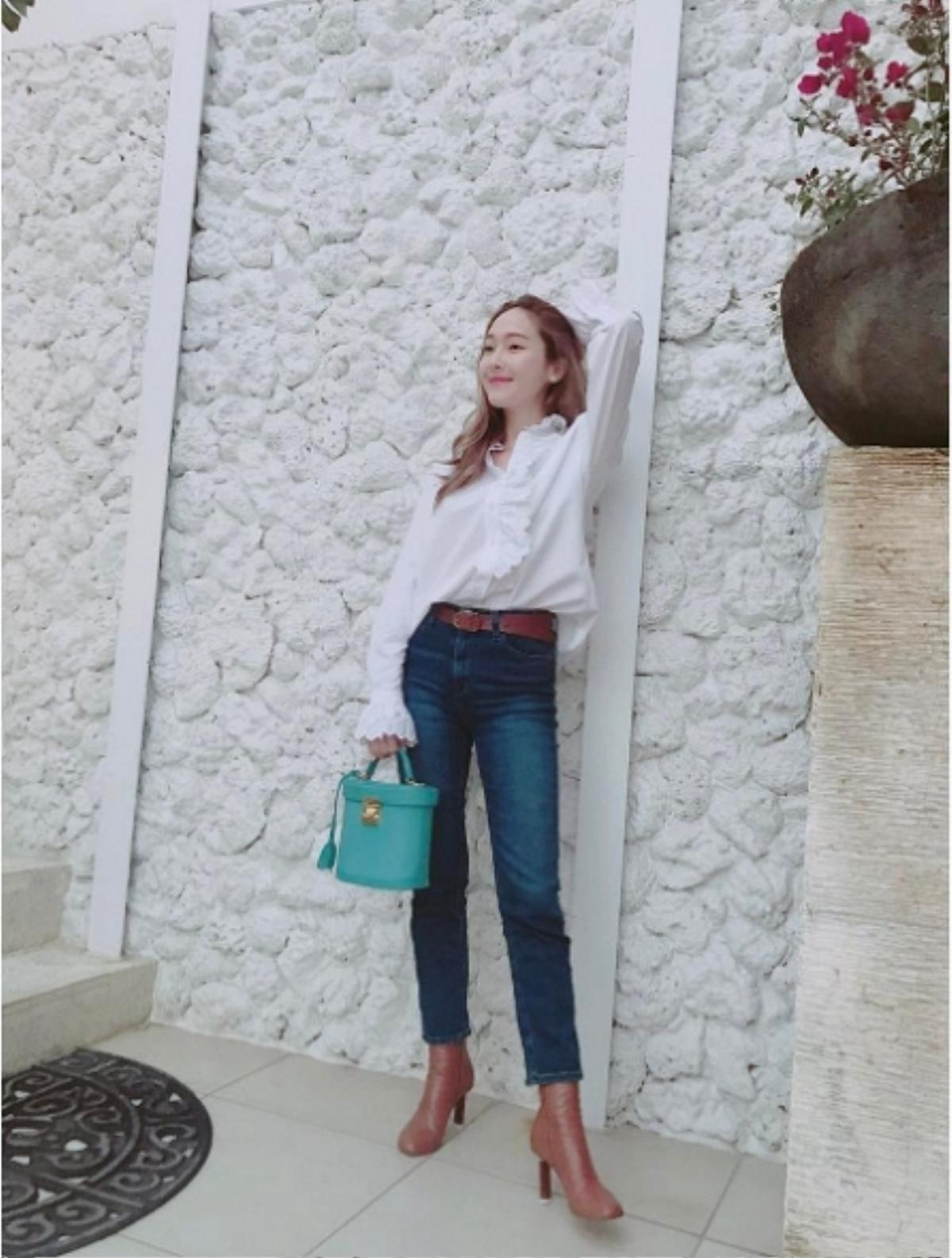 Một màu áo trắng, Jessica Jung vẫn mặc đẹp ngon lành với 1001 style Ảnh 1