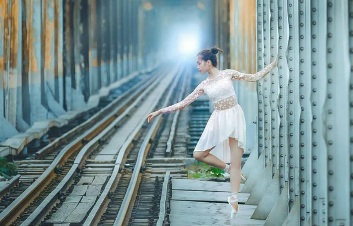 Tranh cãi bộ ảnh cô gái múa ballet trên đường tàu Ảnh 1