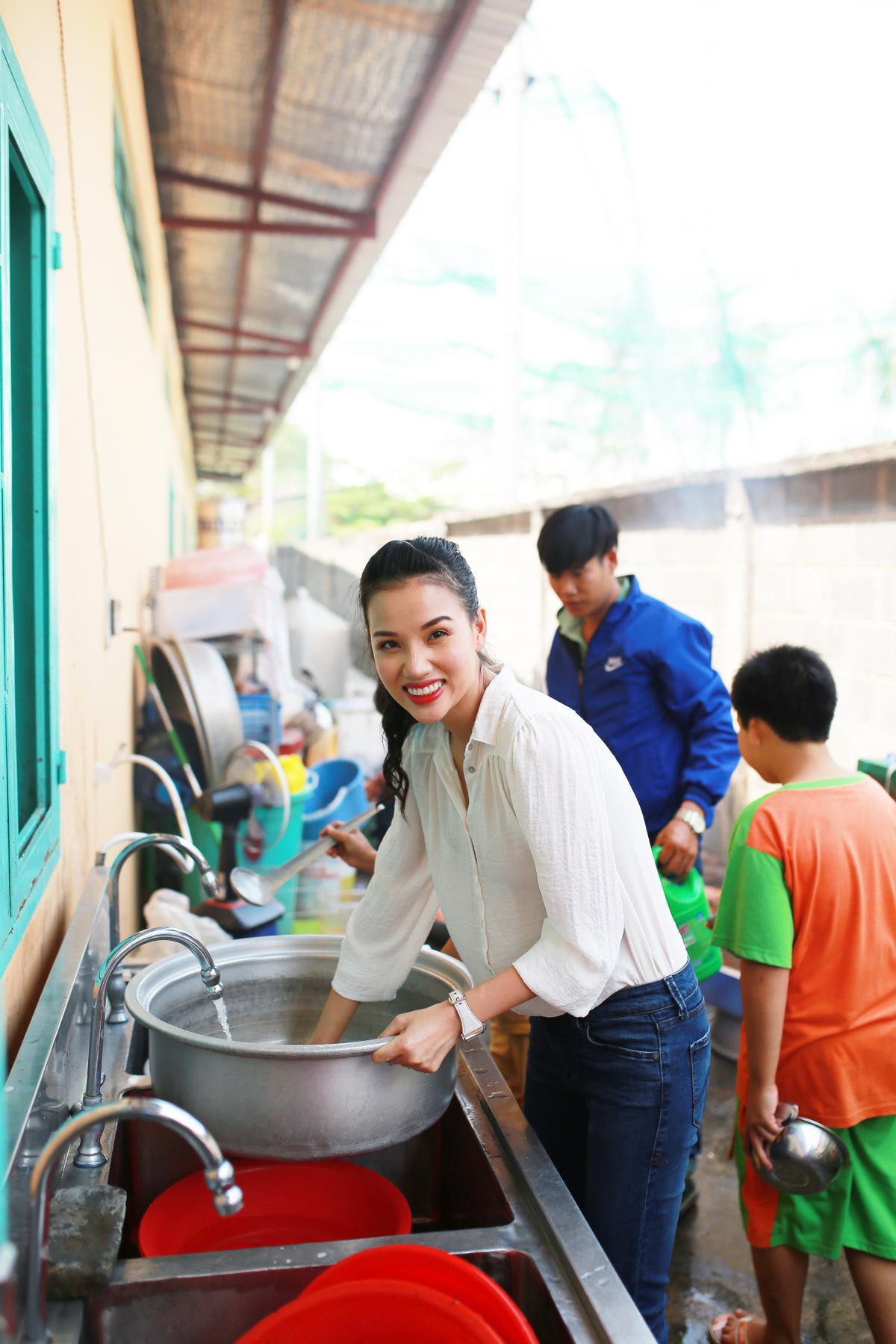 Dustin Nguyễn - Bebe Phạm giản dị, tay trong tay đi từ thiện Ảnh 4