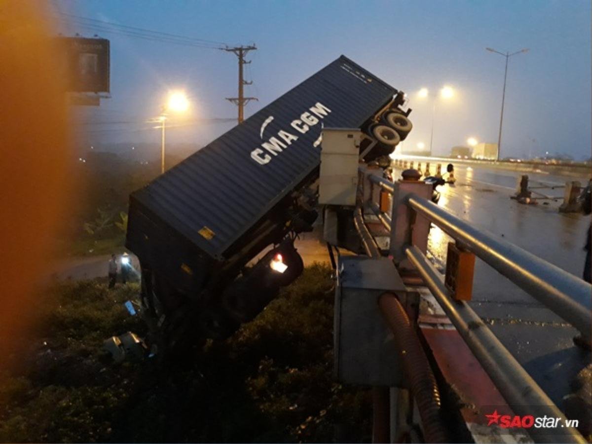 Tài xế mải lo quay lại cảnh tai nạn, container mất lái lao thẳng xuống cầu Thanh Trì Ảnh 2