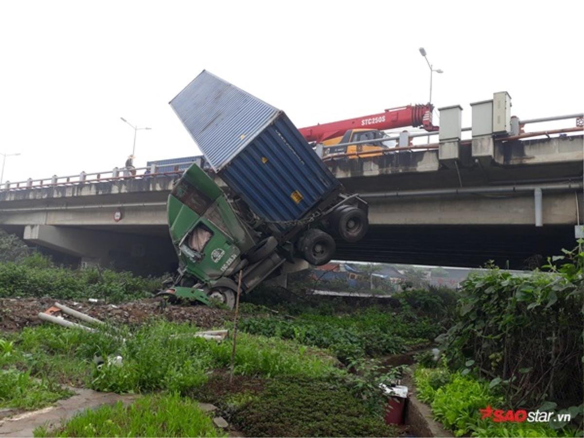 Tài xế mải lo quay lại cảnh tai nạn, container mất lái lao thẳng xuống cầu Thanh Trì Ảnh 6