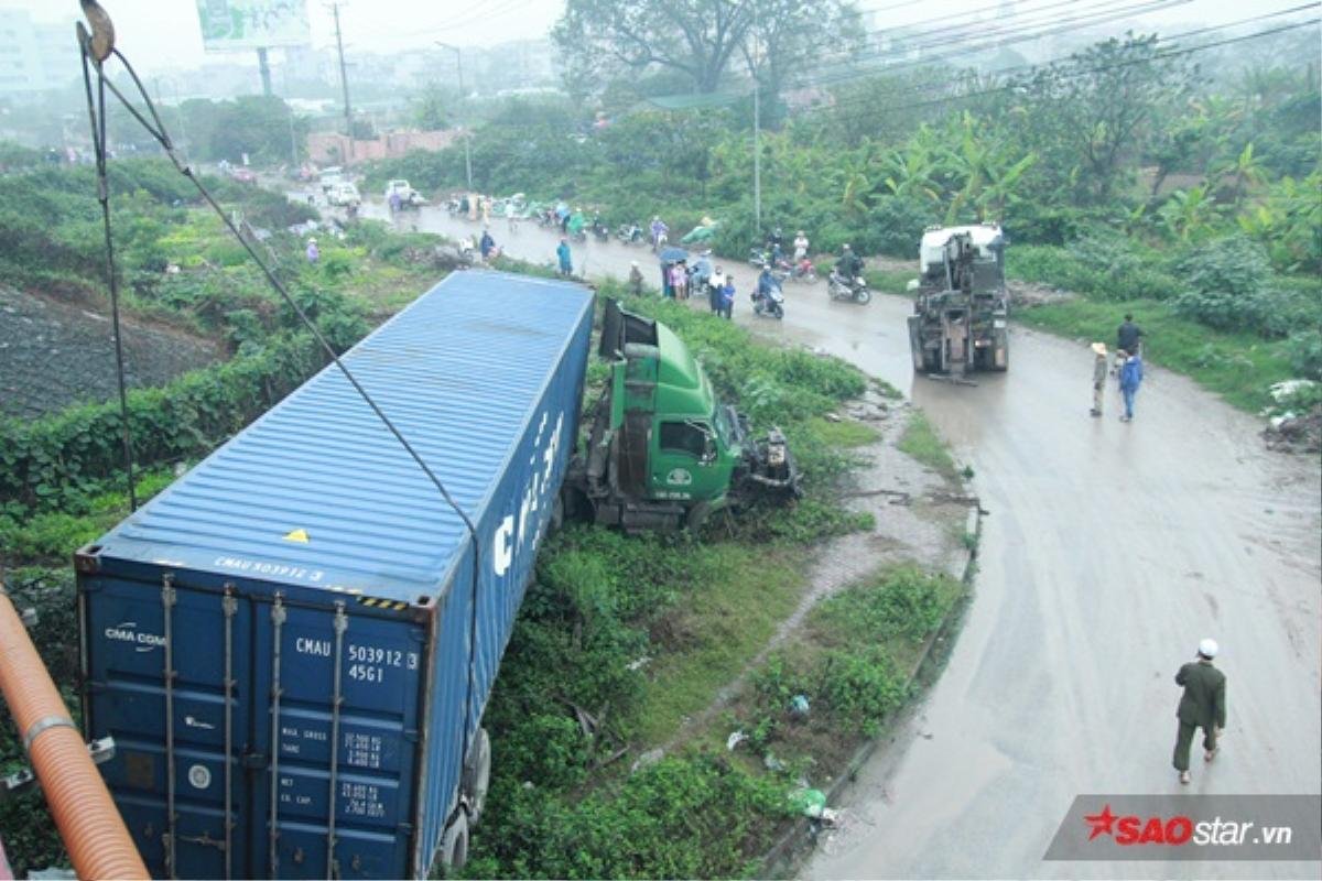 Tài xế mải lo quay lại cảnh tai nạn, container mất lái lao thẳng xuống cầu Thanh Trì Ảnh 7