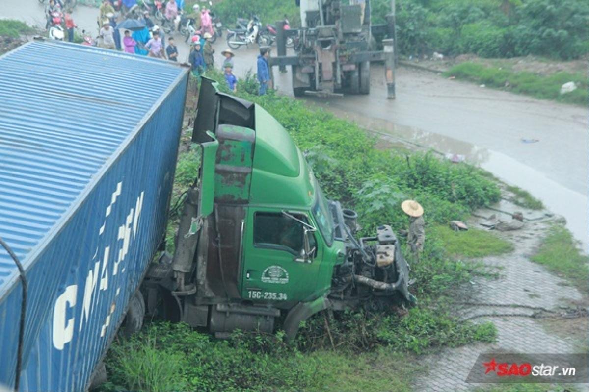 Tài xế mải lo quay lại cảnh tai nạn, container mất lái lao thẳng xuống cầu Thanh Trì Ảnh 8