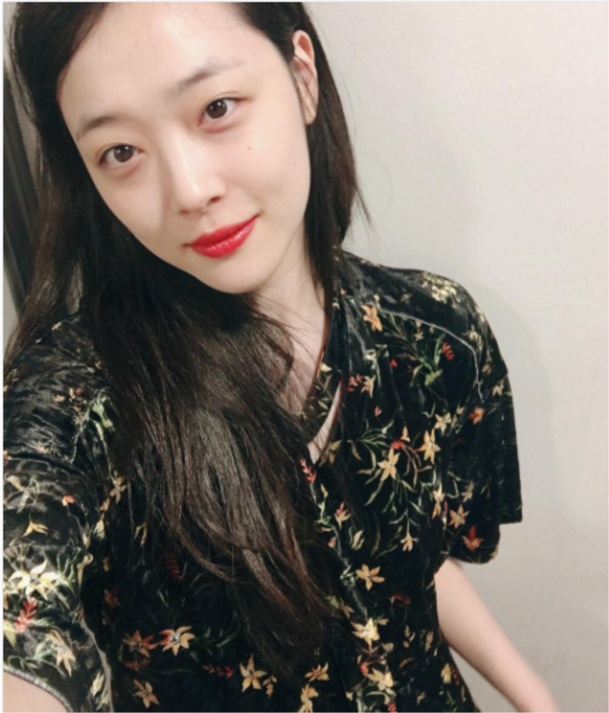 Sulli càng ngày chuộng phong cách thời trang 'bà cô Hàn Quốc'? Ảnh 3