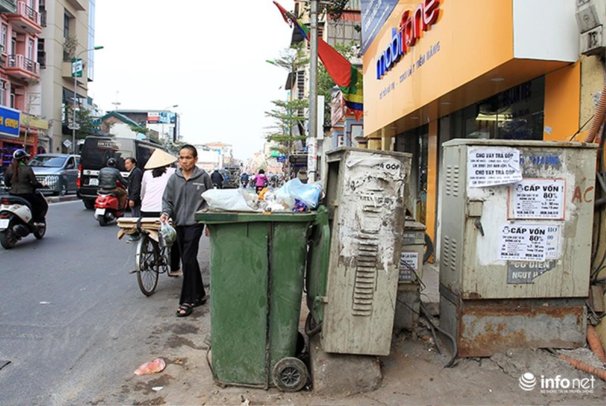 Hà Nội: Bất lực nhìn cảnh người đi bộ 'nhường' lại vỉa hè Ảnh 6