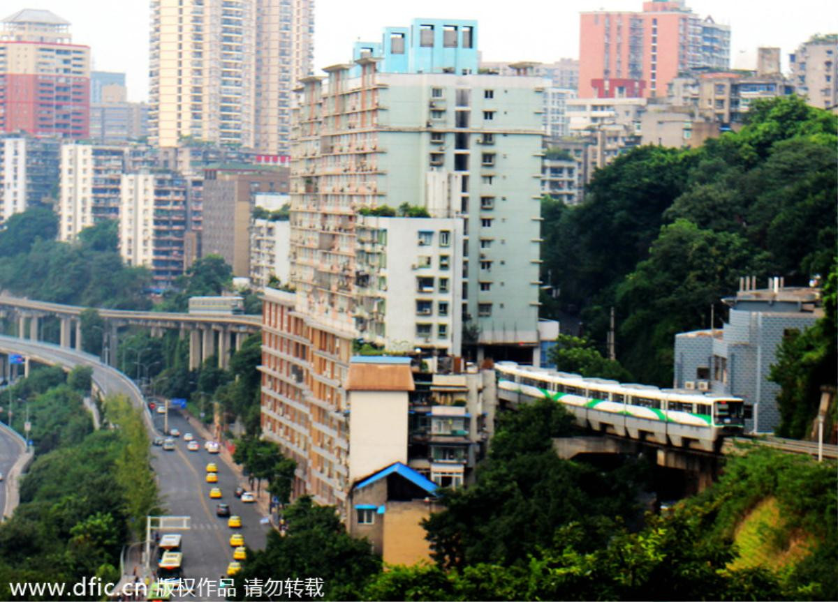 Trung Quốc: Vì sao tàu điện trên cao 'xuyên thủng' nhà 19 tầng? Ảnh 1