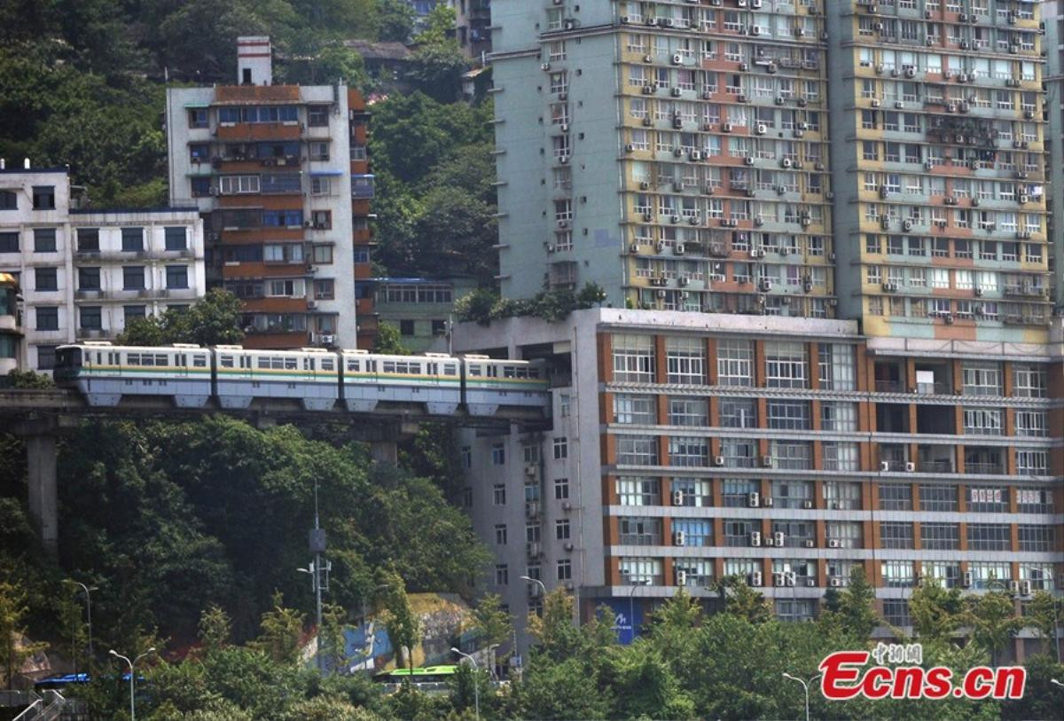 Trung Quốc: Vì sao tàu điện trên cao 'xuyên thủng' nhà 19 tầng? Ảnh 2