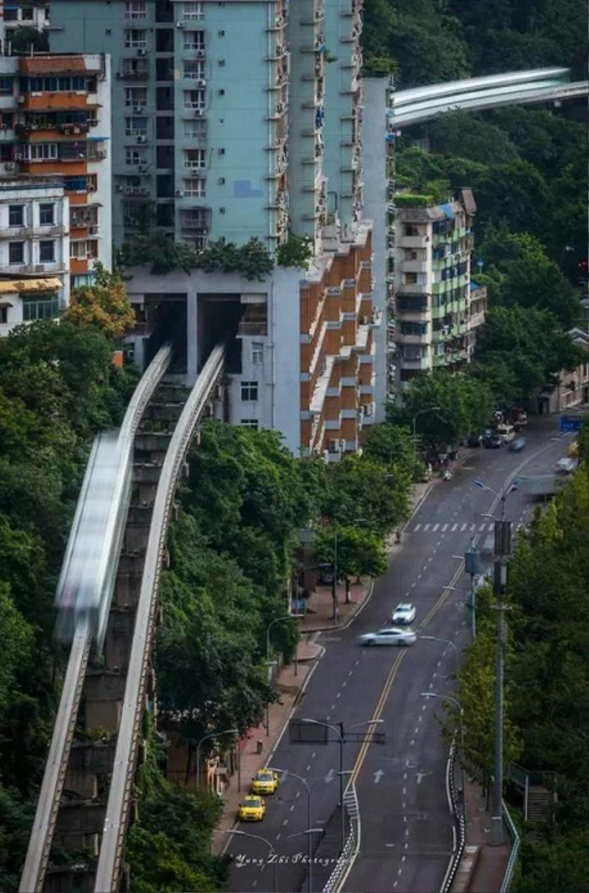 Trung Quốc: Vì sao tàu điện trên cao 'xuyên thủng' nhà 19 tầng? Ảnh 3