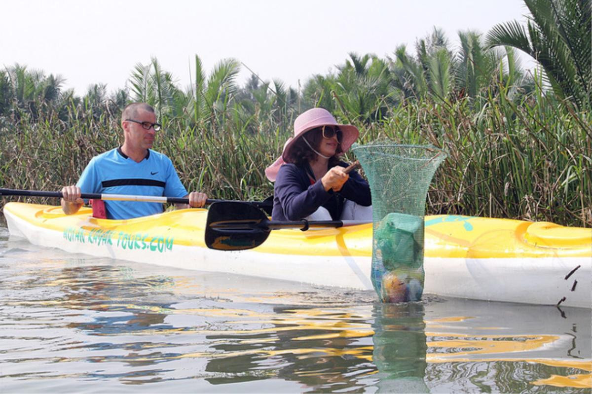 Khách Tây mua tour 10 USD để được chèo thuyền… vớt rác trên sông Hoài, Hội An Ảnh 11