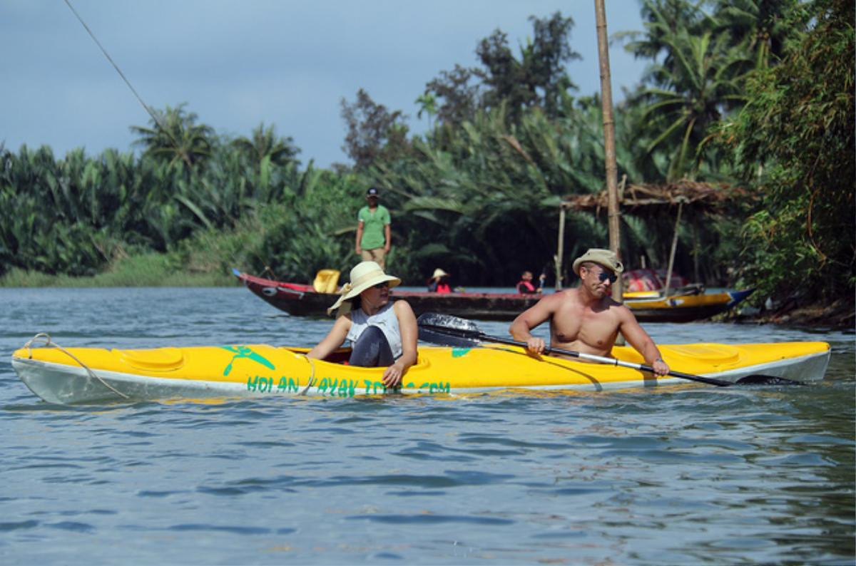 Khách Tây mua tour 10 USD để được chèo thuyền… vớt rác trên sông Hoài, Hội An Ảnh 16