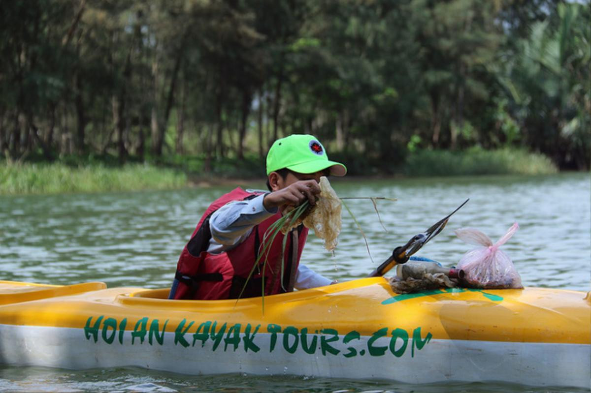 Khách Tây mua tour 10 USD để được chèo thuyền… vớt rác trên sông Hoài, Hội An Ảnh 10