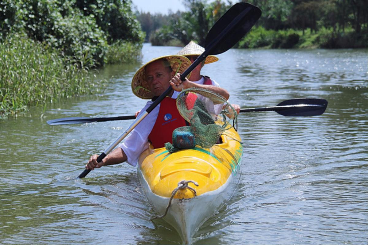 Khách Tây mua tour 10 USD để được chèo thuyền… vớt rác trên sông Hoài, Hội An Ảnh 20