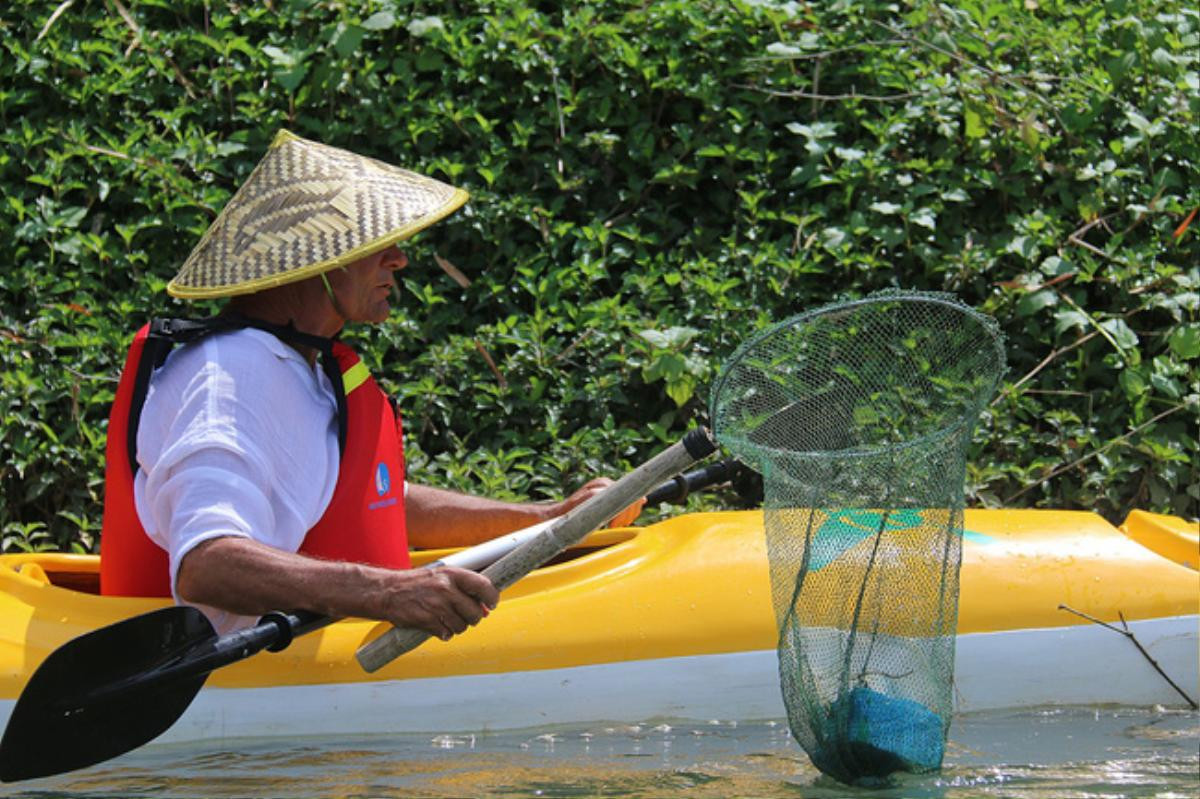 Khách Tây mua tour 10 USD để được chèo thuyền… vớt rác trên sông Hoài, Hội An Ảnh 14