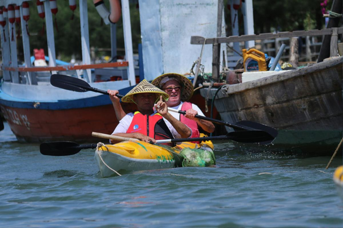 Khách Tây mua tour 10 USD để được chèo thuyền… vớt rác trên sông Hoài, Hội An Ảnh 3