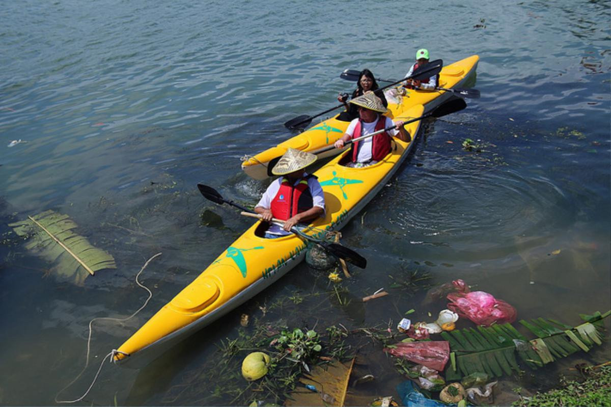 Khách Tây mua tour 10 USD để được chèo thuyền… vớt rác trên sông Hoài, Hội An Ảnh 1