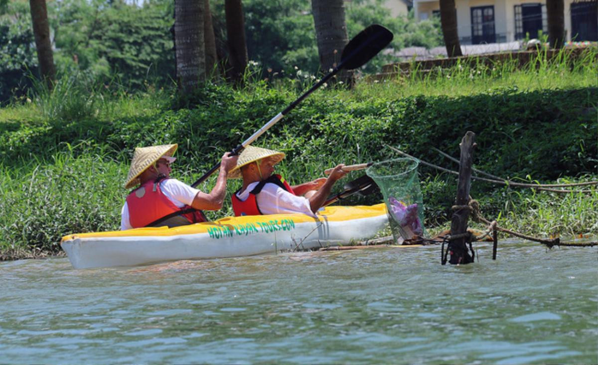 Khách Tây mua tour 10 USD để được chèo thuyền… vớt rác trên sông Hoài, Hội An Ảnh 15