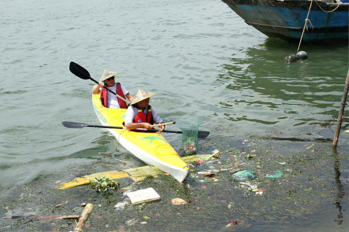 Khách Tây mua tour 10 USD để được chèo thuyền… vớt rác trên sông Hoài, Hội An Ảnh 6