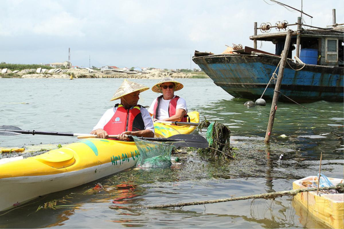 Khách Tây mua tour 10 USD để được chèo thuyền… vớt rác trên sông Hoài, Hội An Ảnh 21