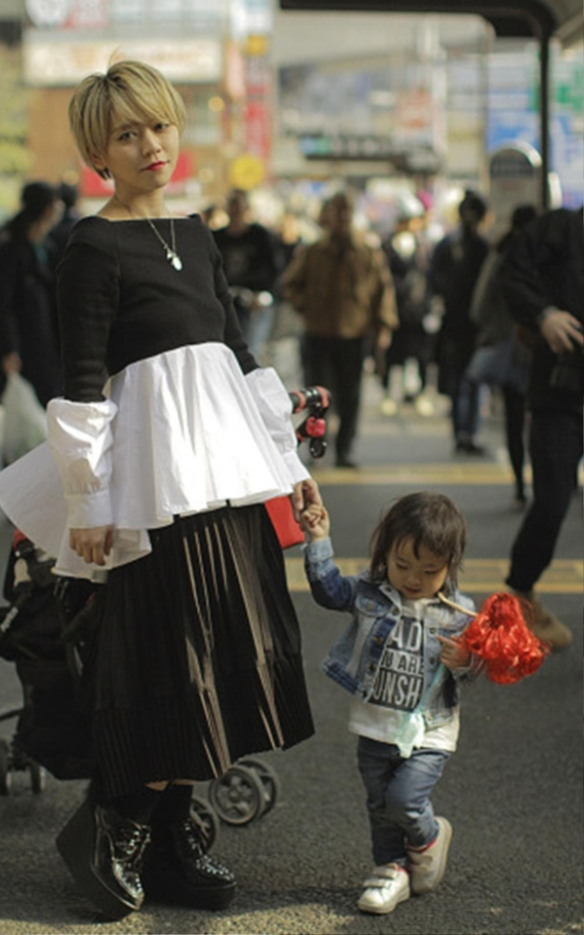 'Rần rần' ngày đầu tại Tokyo Fashion Week 2017 với streetstyle… lạ khỏi bàn! Ảnh 20