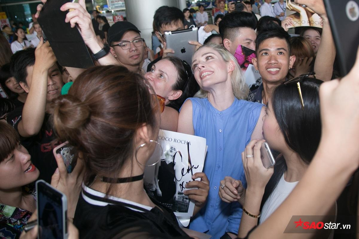 Coco Rocha 'kẹt cứng' trong vòng vây của fan tại sân bay Tân Sơn Nhất Ảnh 8