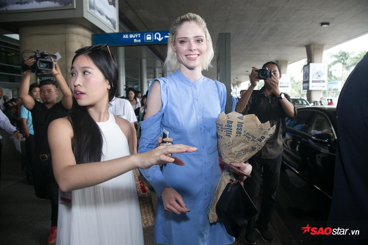 Coco Rocha 'kẹt cứng' trong vòng vây của fan tại sân bay Tân Sơn Nhất Ảnh 10