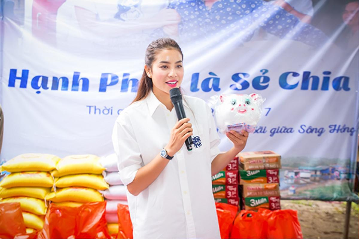 Phạm Hương giản dị đi dép tổ ong, bơm xe lăn cho trẻ em nghèo Ảnh 12