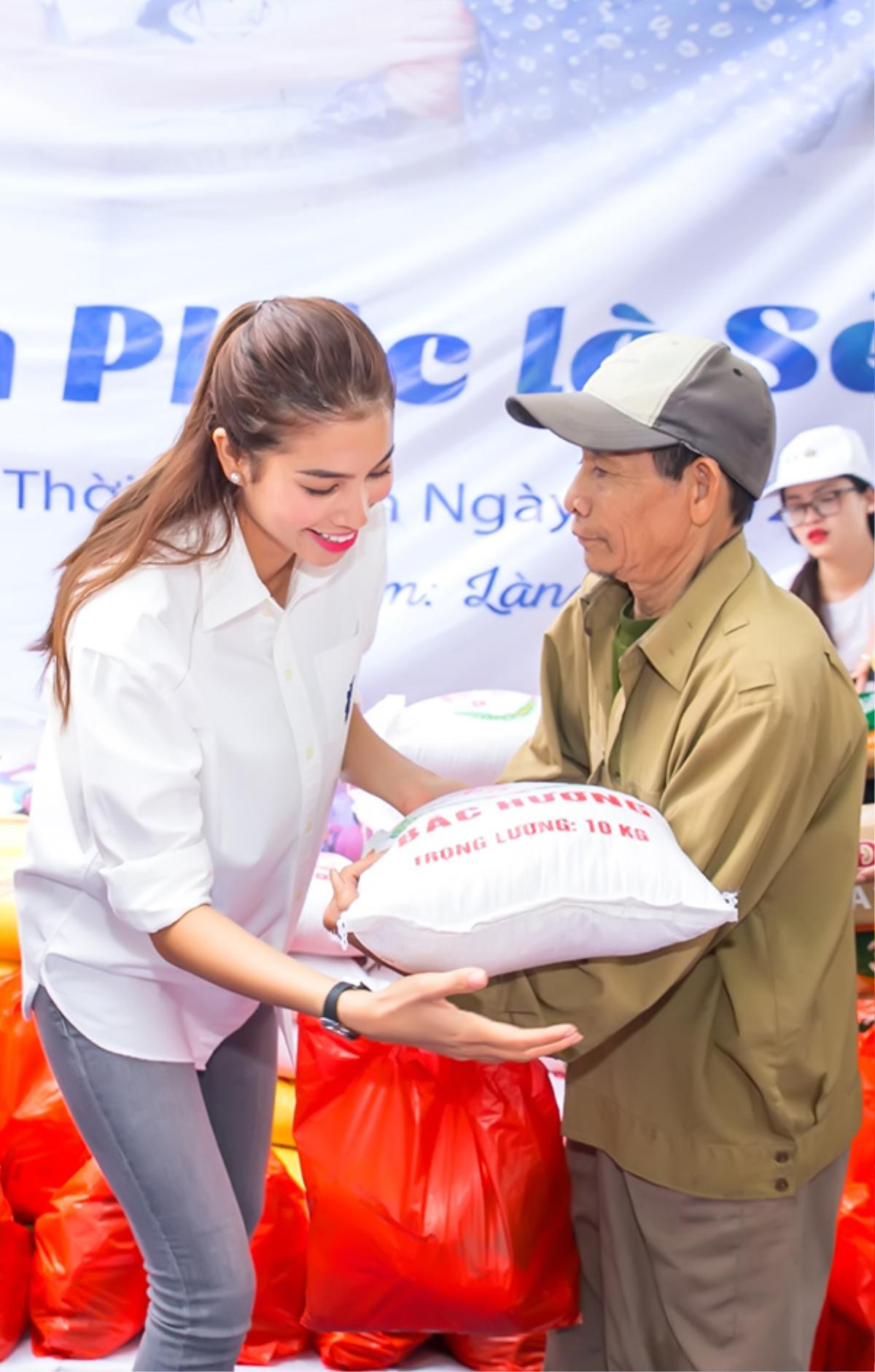 Phạm Hương giản dị đi dép tổ ong, bơm xe lăn cho trẻ em nghèo Ảnh 10