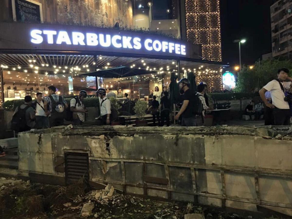 Sau hàng loạt vỉa hè, đến lượt quán cà phê Starbucks ngay trung tâm Sài Gòn bị xử lý vi phạm Ảnh 3