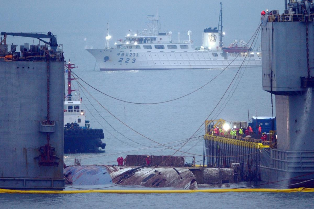 Phà Sewol 'trở về' sau 3 năm nằm dưới đáy biển Ảnh 1