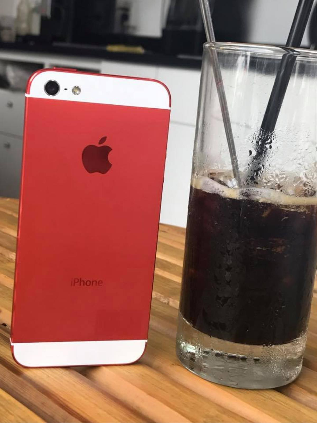 Không cần chờ chính hãng, dịch vụ 'thay áo đỏ' cho Iphone đã có khắp nơi Ảnh 3