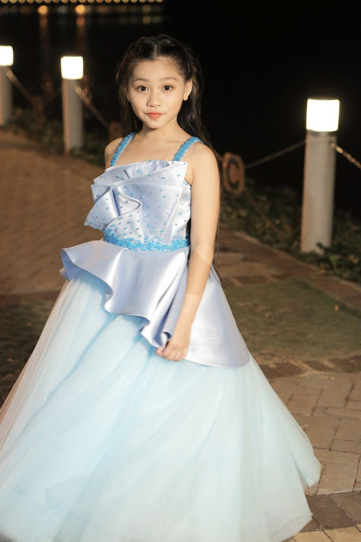 Quang Hùng, Quỳnh Châu tình tứ trên thảm đỏ Vietnam Junior Fashion Week 2017 Ảnh 1