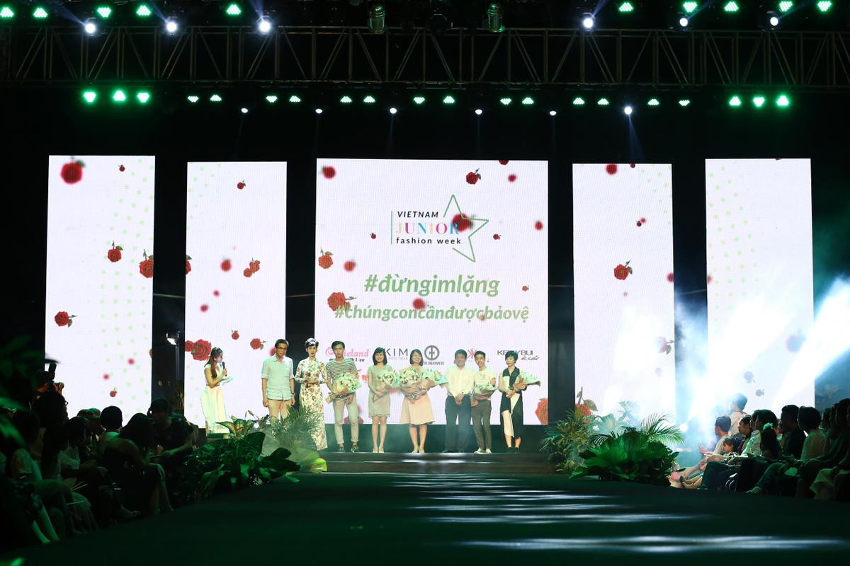 Quang Hùng, Quỳnh Châu tình tứ trên thảm đỏ Vietnam Junior Fashion Week 2017 Ảnh 7