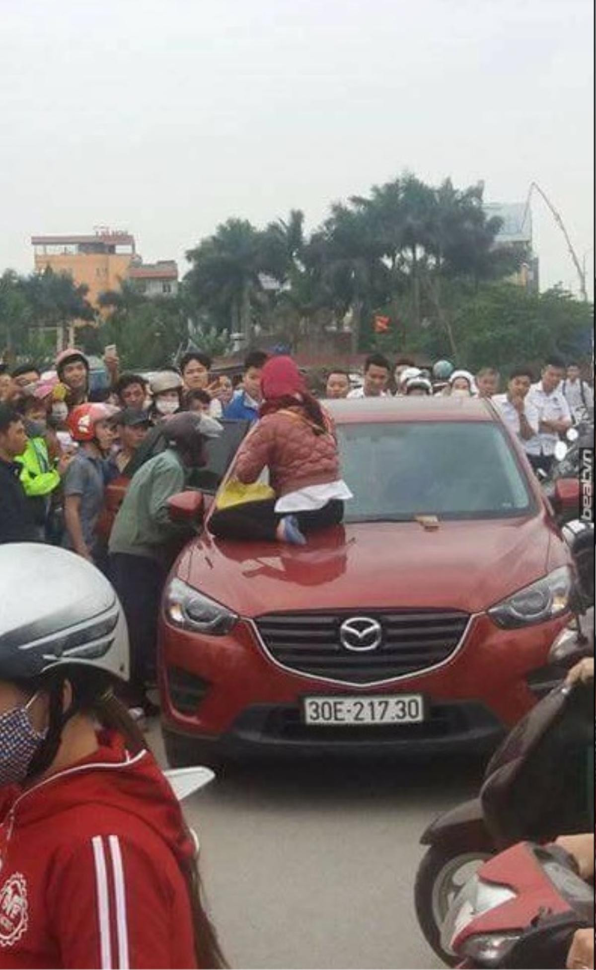 Hai phụ nữ trèo lên ôtô, dùng gậy đập cửa kính đánh ghen kinh hoàng ở Hà Nội Ảnh 1