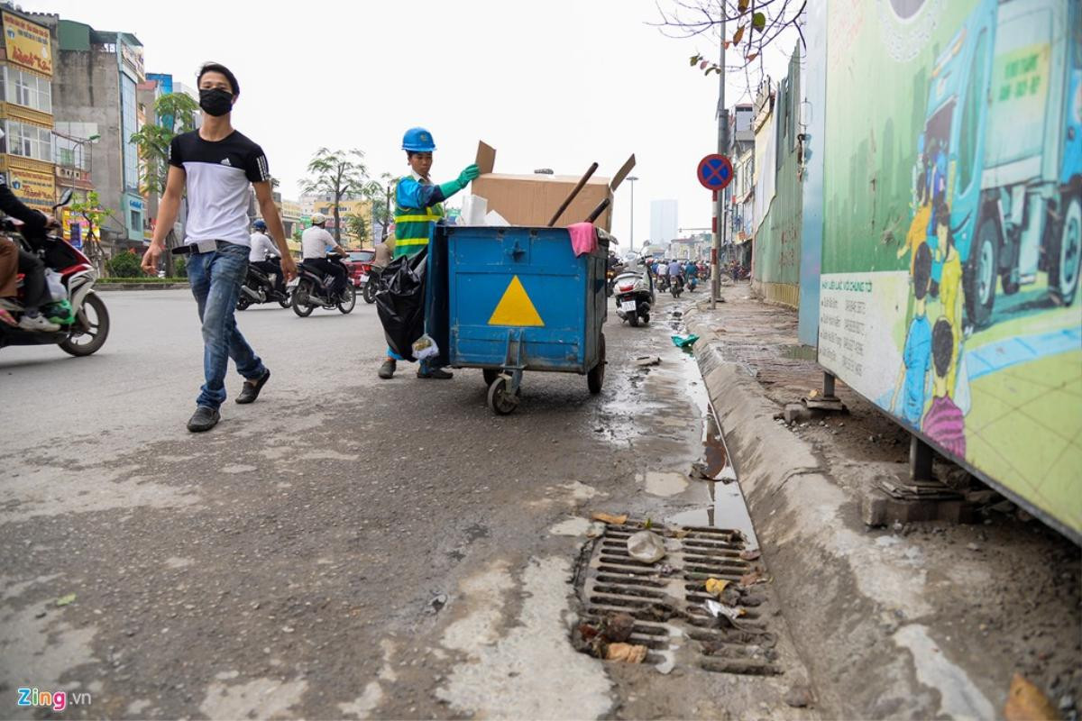 Vỉa hè 'có như không' trên những tuyến phố Hà Nội Ảnh 8