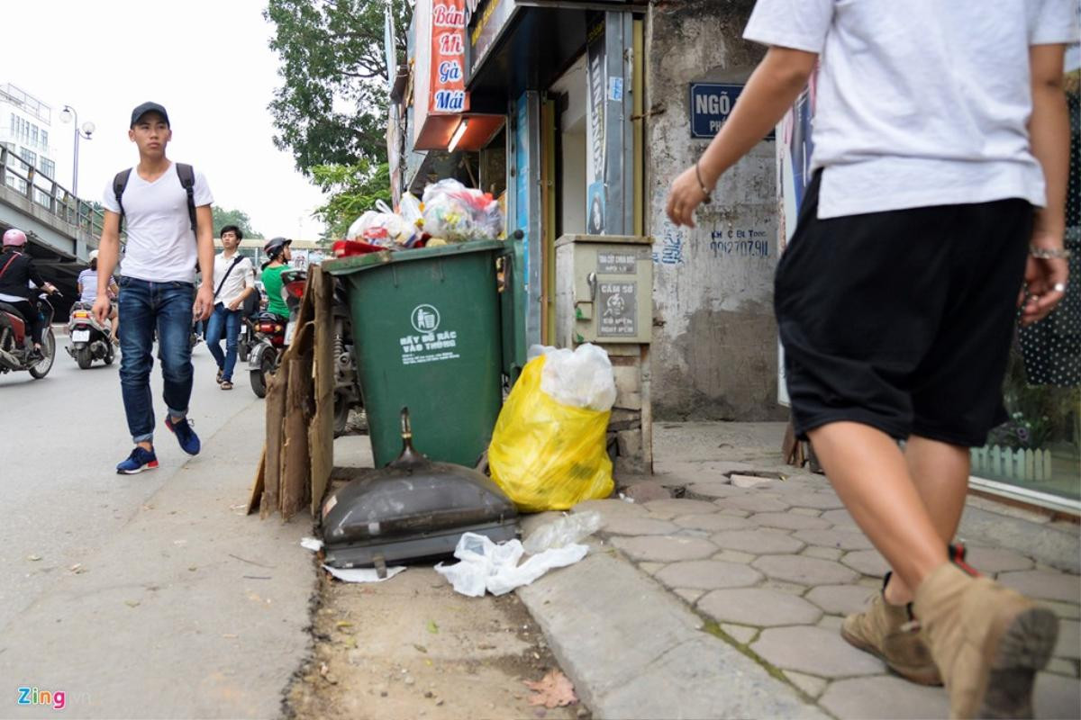 Vỉa hè 'có như không' trên những tuyến phố Hà Nội Ảnh 11