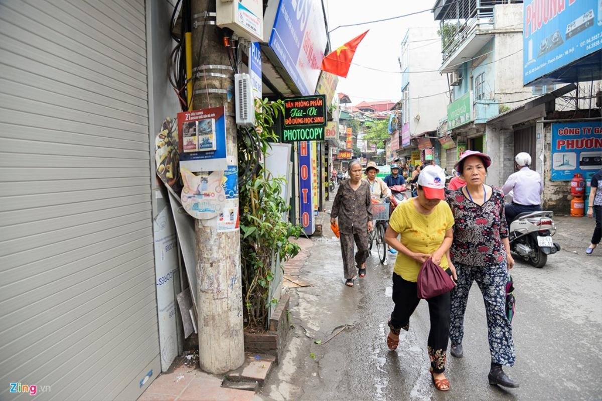 Vỉa hè 'có như không' trên những tuyến phố Hà Nội Ảnh 12