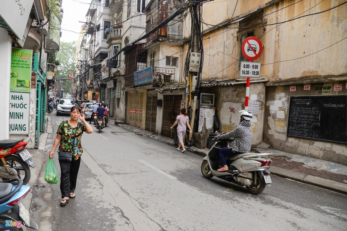 Vỉa hè 'có như không' trên những tuyến phố Hà Nội Ảnh 14